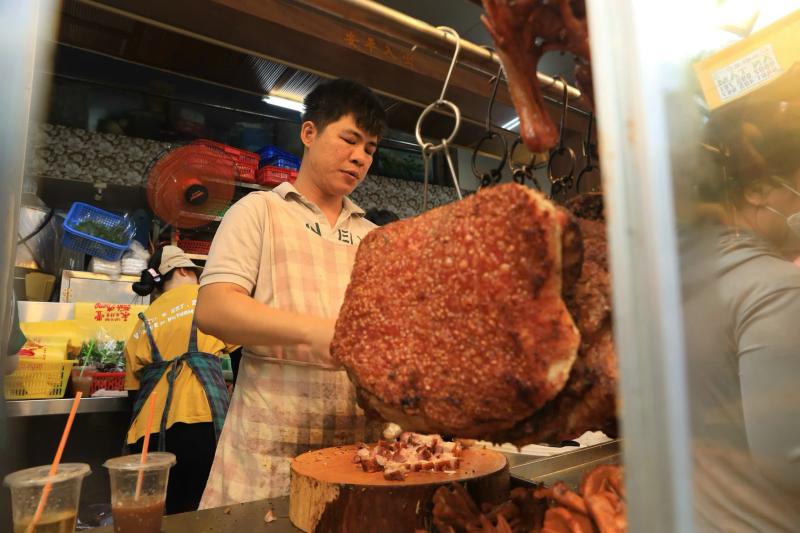 Tiệm vịt quay nổi tiếng TP.HCM đông nghẹt khách xếp hàng chờ mua dịp tết Đoan Ngọ - Ảnh 6.