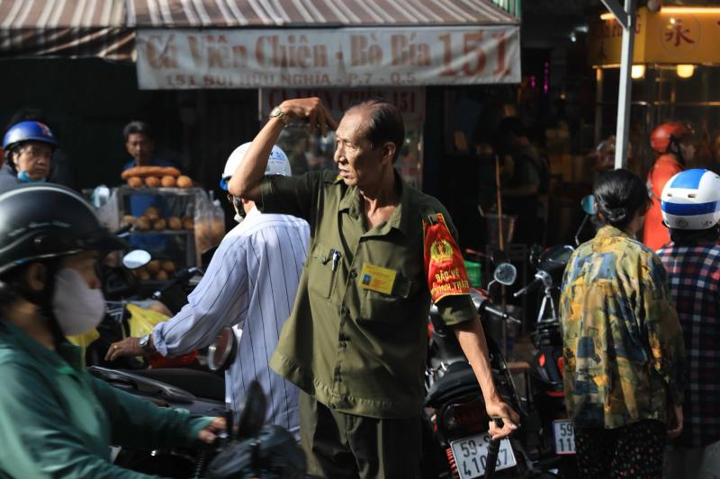 Tiệm vịt quay nổi tiếng TP.HCM đông nghẹt khách xếp hàng chờ mua dịp tết Đoan Ngọ - Ảnh 9.