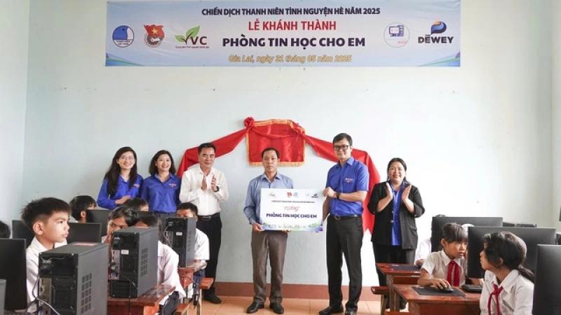 Trao học bổng Tiếp sức mùa thi và tặng ‘Phòng Tin học cho em’ tại Gia Lai - Ảnh 3.