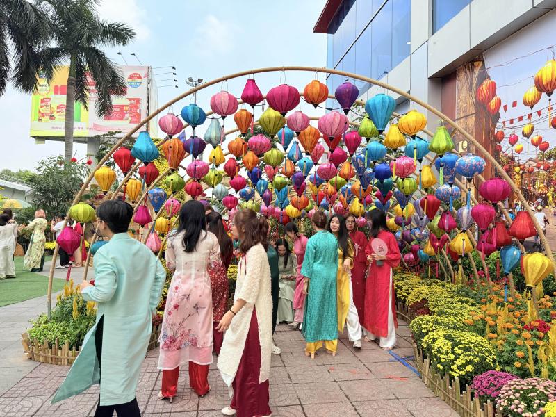 Đường hoa xuân khu vực sân bay Tân Sơn Nhất đón khách du xuân- Ảnh 1. Đường hoa xuân khu vực sân bay Tân Sơn Nhất đón khách du xuân- Ảnh 1.