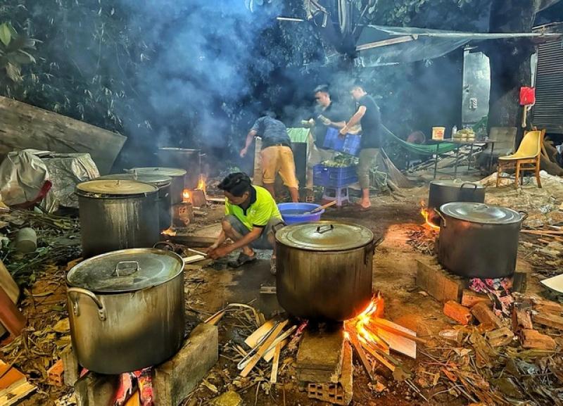 Quà tết bất ngờ lúc nửa đêm với người lao động khó khăn ở TP.HCM- Ảnh 1. Quà tết bất ngờ lúc nửa đêm với người lao động khó khăn ở TP.HCM- Ảnh 1.