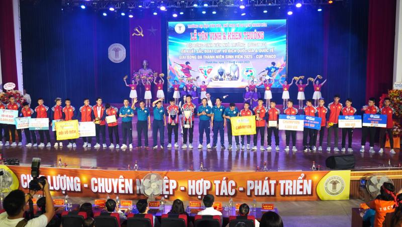Vinh danh nhà vô địch đội bóng Trường ĐH VH-TT-DL Thanh Hóa: Hơn 1,1 tỉ đồng tiền thưởng- Ảnh 12. Vinh danh nhà vô địch đội bóng Trường ĐH VH-TT-DL Thanh Hóa: Hơn 1,1 tỉ đồng tiền thưởng- Ảnh 12.