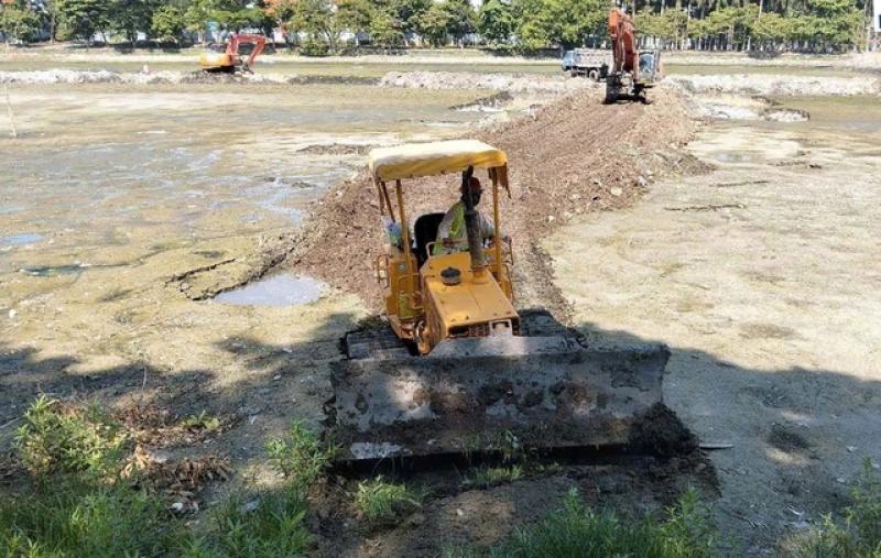 Cận cảnh hút cạn nước, nạo vét hồ lớn nhất trung tâm Đà Nẵng - Ảnh 1.