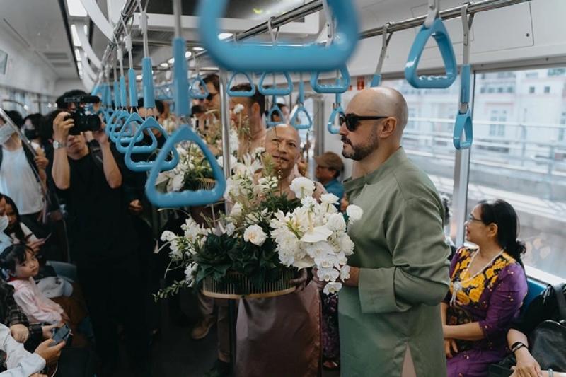 Chú rể Tây rước cô dâu Việt bằng xe buýt mui trần và metro - Ảnh 1.