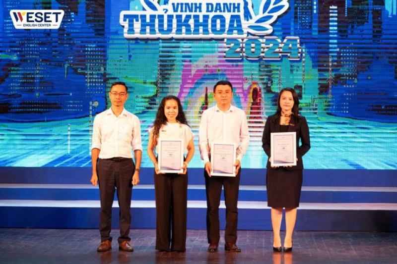 Đại diện WESET (đứng thứ 4, từ trái sang phải) nhận thư cảm ơn từ chương trình. (Nguồn: WESET English Center) Đại diện WESET (đứng thứ 4, từ trái sang phải) nhận thư cảm ơn từ chương trình. (Nguồn: WESET English Center)