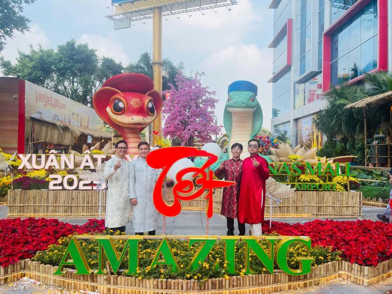 Đường hoa xuân khu vực sân bay Tân Sơn Nhất đón khách du xuân- Ảnh 10. Đường hoa xuân khu vực sân bay Tân Sơn Nhất đón khách du xuân- Ảnh 10.