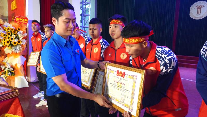 Vinh danh nhà vô địch đội bóng Trường ĐH VH-TT-DL Thanh Hóa: Hơn 1,1 tỉ đồng tiền thưởng- Ảnh 7. Vinh danh nhà vô địch đội bóng Trường ĐH VH-TT-DL Thanh Hóa: Hơn 1,1 tỉ đồng tiền thưởng- Ảnh 7.