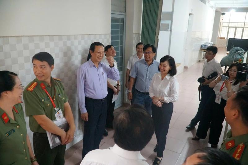 Thứ trưởng Bộ GD - ĐT kiểm tra chuẩn bị thi tốt nghiệp THPT tại Đồng Nai năm 2025 - Ảnh 2.