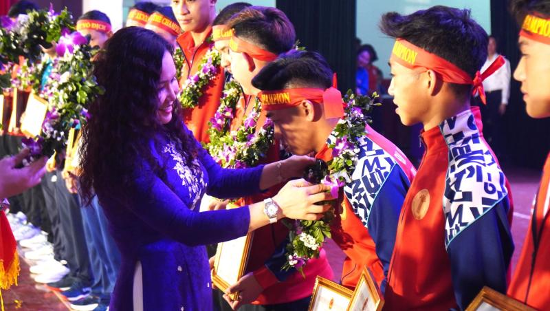 Vinh danh nhà vô địch đội bóng Trường ĐH VH-TT-DL Thanh Hóa: Hơn 1,1 tỉ đồng tiền thưởng- Ảnh 8. Vinh danh nhà vô địch đội bóng Trường ĐH VH-TT-DL Thanh Hóa: Hơn 1,1 tỉ đồng tiền thưởng- Ảnh 8.