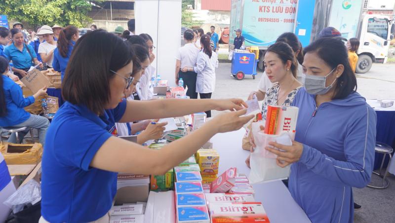 Nhiều thanh niên công nhân tại Khu công nghiệp Lễ Môn (TP.Thanh Hóa) được cấp thuốc miễn phí