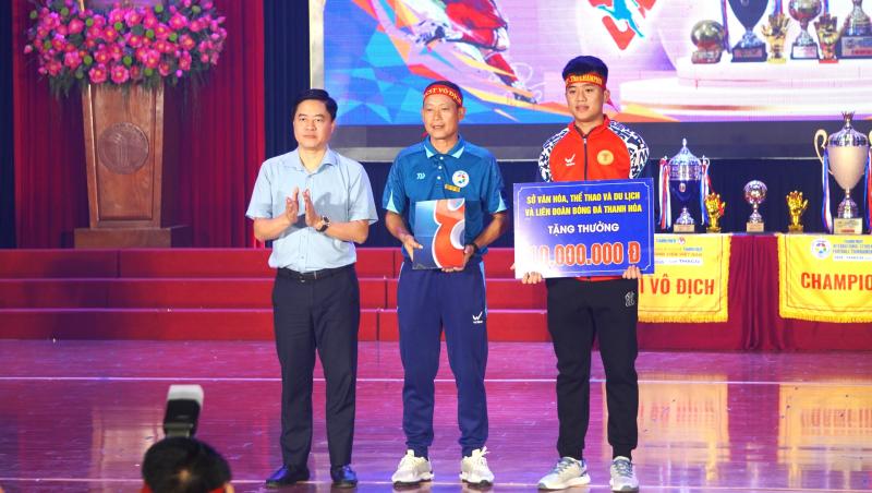 Vinh danh nhà vô địch đội bóng Trường ĐH VH-TT-DL Thanh Hóa: Hơn 1,1 tỉ đồng tiền thưởng- Ảnh 9. Vinh danh nhà vô địch đội bóng Trường ĐH VH-TT-DL Thanh Hóa: Hơn 1,1 tỉ đồng tiền thưởng- Ảnh 9.