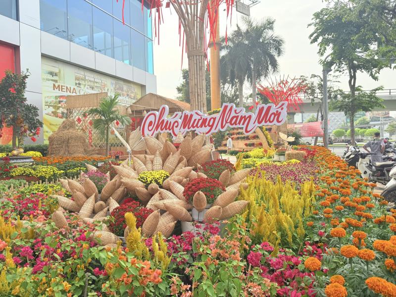 Đường hoa xuân khu vực sân bay Tân Sơn Nhất đón khách du xuân- Ảnh 14. Đường hoa xuân khu vực sân bay Tân Sơn Nhất đón khách du xuân- Ảnh 14.
