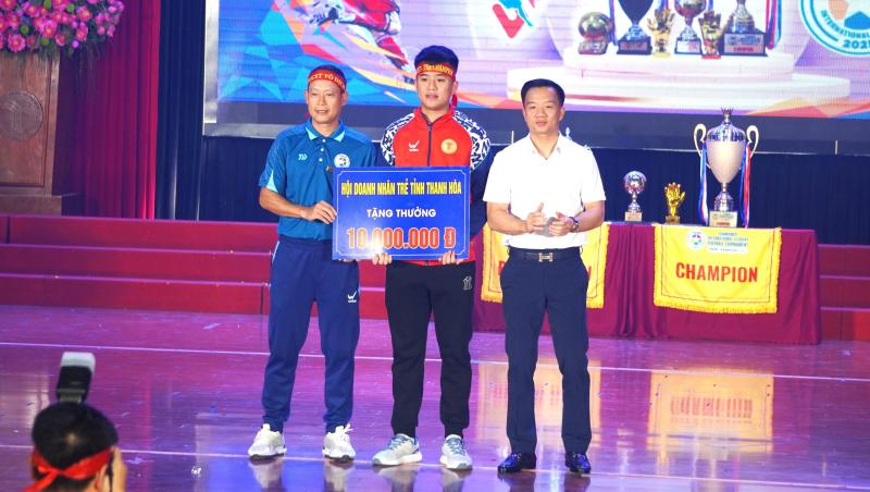 Vinh danh nhà vô địch đội bóng Trường ĐH VH-TT-DL Thanh Hóa: Hơn 1,1 tỉ đồng tiền thưởng- Ảnh 11. Vinh danh nhà vô địch đội bóng Trường ĐH VH-TT-DL Thanh Hóa: Hơn 1,1 tỉ đồng tiền thưởng- Ảnh 11.