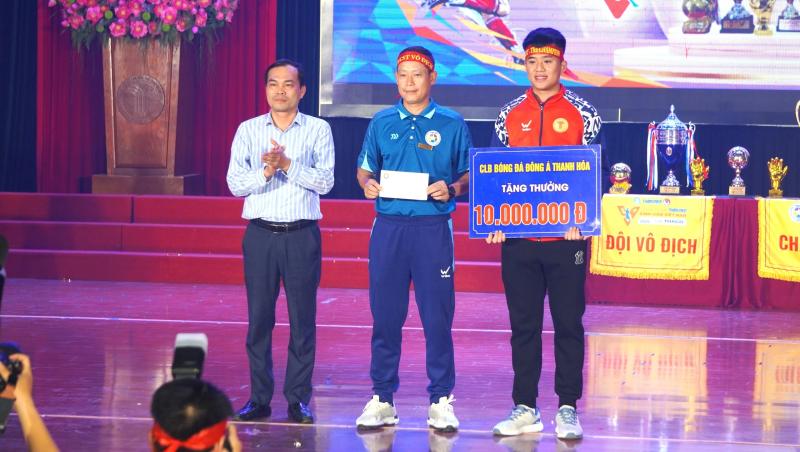 Vinh danh nhà vô địch đội bóng Trường ĐH VH-TT-DL Thanh Hóa: Hơn 1,1 tỉ đồng tiền thưởng- Ảnh 10. Vinh danh nhà vô địch đội bóng Trường ĐH VH-TT-DL Thanh Hóa: Hơn 1,1 tỉ đồng tiền thưởng- Ảnh 10.