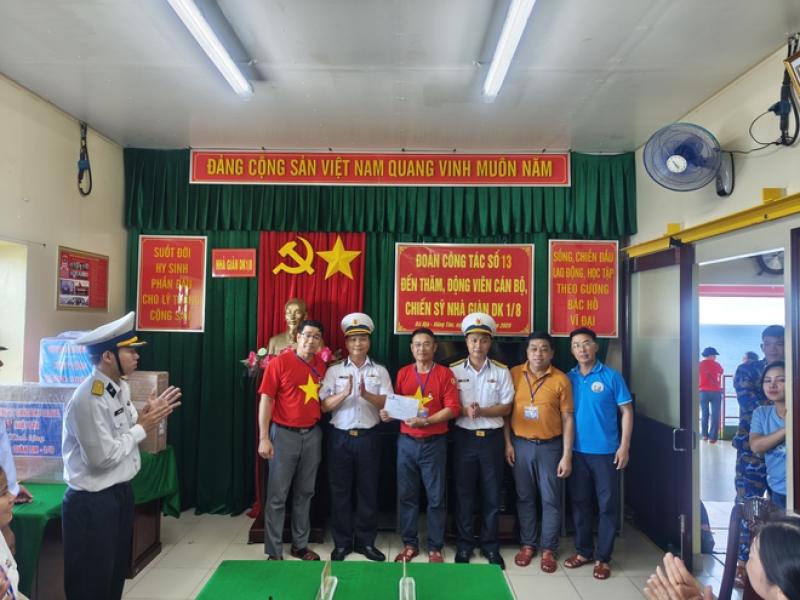 60 kiều bào đến với Trường Sa, Nhà giàn DK1 trên 'Chuyến tàu Đại đoàn kết'- Ảnh 31. 60 kiều bào đến với Trường Sa, Nhà giàn DK1 trên 'Chuyến tàu Đại đoàn kết'- Ảnh 31.