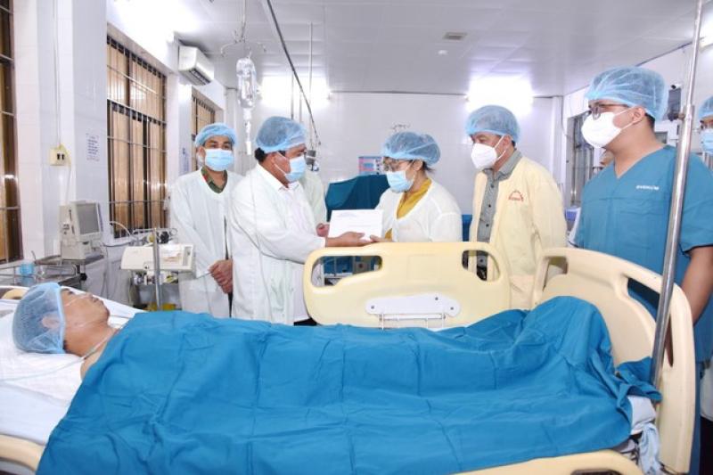 Cà Mau: Cán bộ bảo vệ ANTT bị đâm đã qua cơn nguy kịch- Ảnh 1.