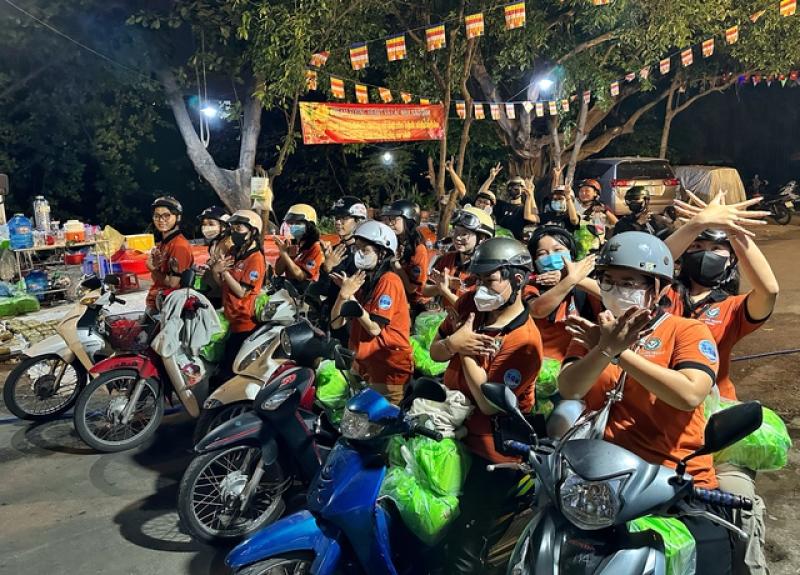Quà tết bất ngờ lúc nửa đêm với người lao động khó khăn ở TP.HCM- Ảnh 2. Quà tết bất ngờ lúc nửa đêm với người lao động khó khăn ở TP.HCM- Ảnh 2.
