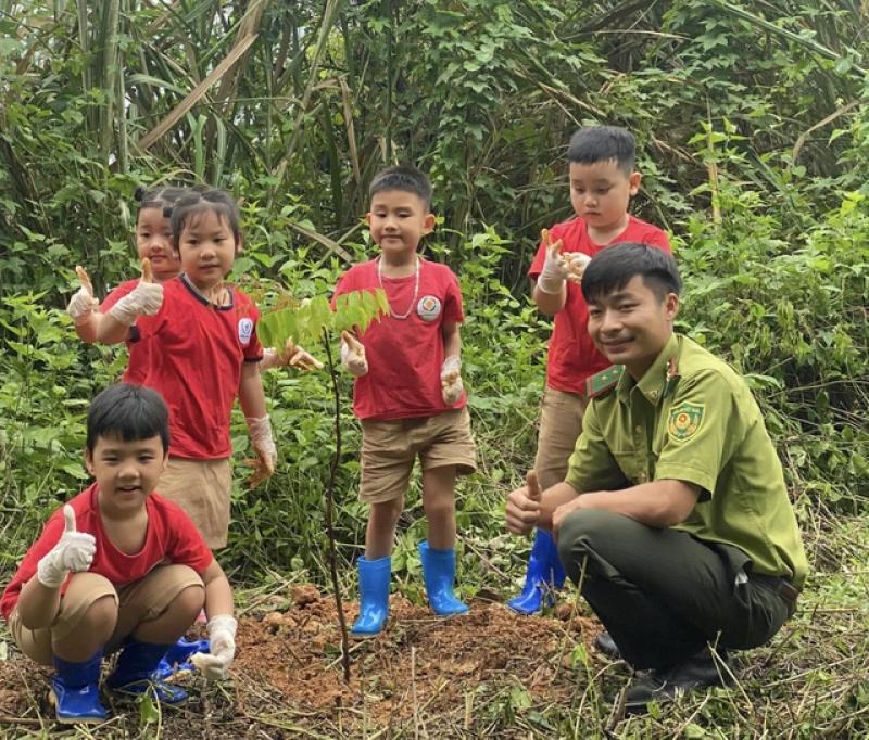 Cha con vui vẻ cùng nhau ăn mừng giấy khen đầu tiên của bé Tú Anh - Ảnh 3.