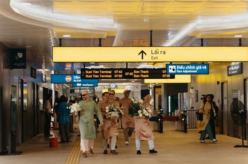 Chú rể Tây rước cô dâu Việt bằng xe buýt mui trần và metro - Ảnh 2.