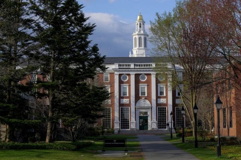 Chính quyền Mỹ cấm Đại học Harvard tuyển sinh viên quốc tế - Ảnh 1.