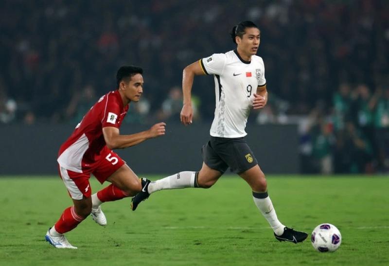 Trung Quốc thua cay đắng trên chấm phạt đền, Indonesia nuôi hy vọng mong manh đến World Cup 2026- Ảnh 1.