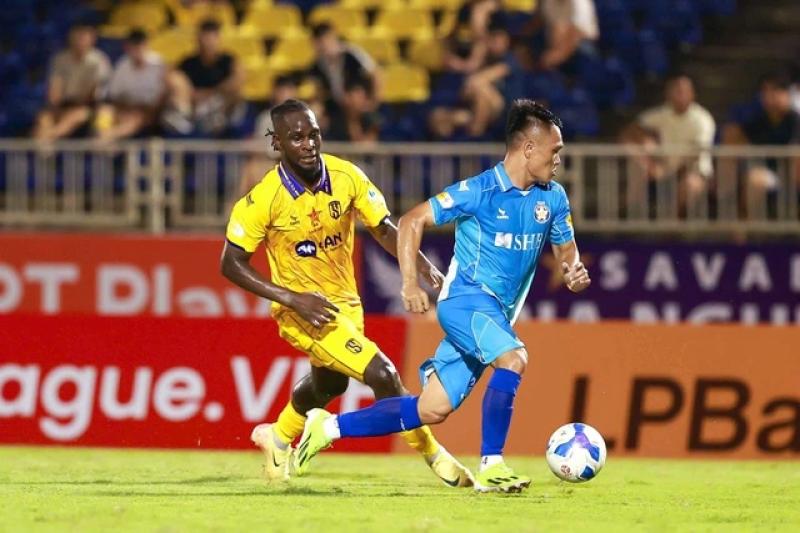 V-League vòng ‘hồi hộp’: Sóng gió miền Trung, khó lường cuộc chiến tay ba- Ảnh 1.