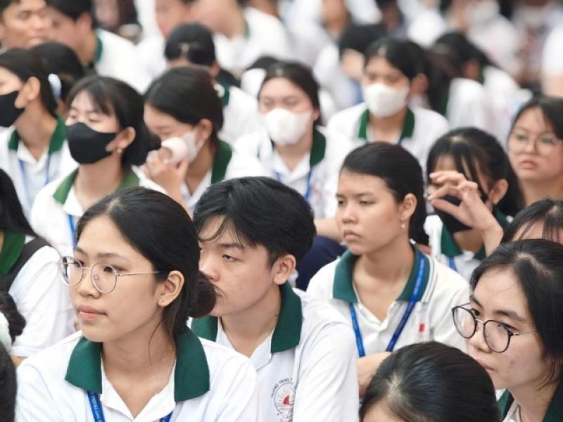 Bí quyết ôn thi tốt nghiệp THPT đạt điểm cao: Trạm văn thực chiến văn bản truyện - Ảnh 1.