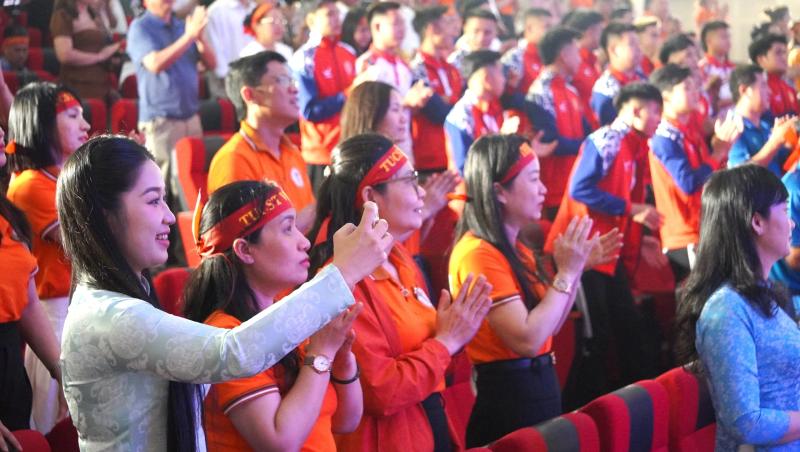 Vinh danh nhà vô địch đội bóng Trường ĐH VH-TT-DL Thanh Hóa: Hơn 1,1 tỉ đồng tiền thưởng- Ảnh 4. Vinh danh nhà vô địch đội bóng Trường ĐH VH-TT-DL Thanh Hóa: Hơn 1,1 tỉ đồng tiền thưởng- Ảnh 4.