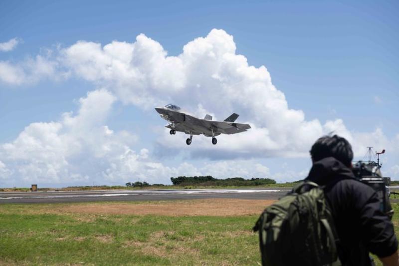 U.S. Navy Stealth F-35Cs Conduct Historic First Landing Practices at Iwo To, Japan - Ảnh 1.