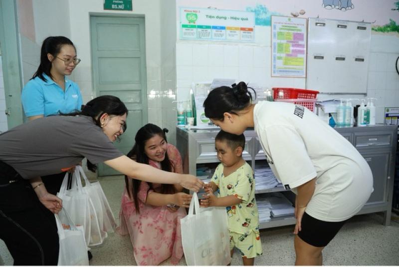 Lalamove: Những chuyến xe giao hàng, giao cả nụ cười - câu chuyện 'Tết hy vọng 2025'- Ảnh 3. Lalamove: Những chuyến xe giao hàng, giao cả nụ cười - câu chuyện 'Tết hy vọng 2025'- Ảnh 3.