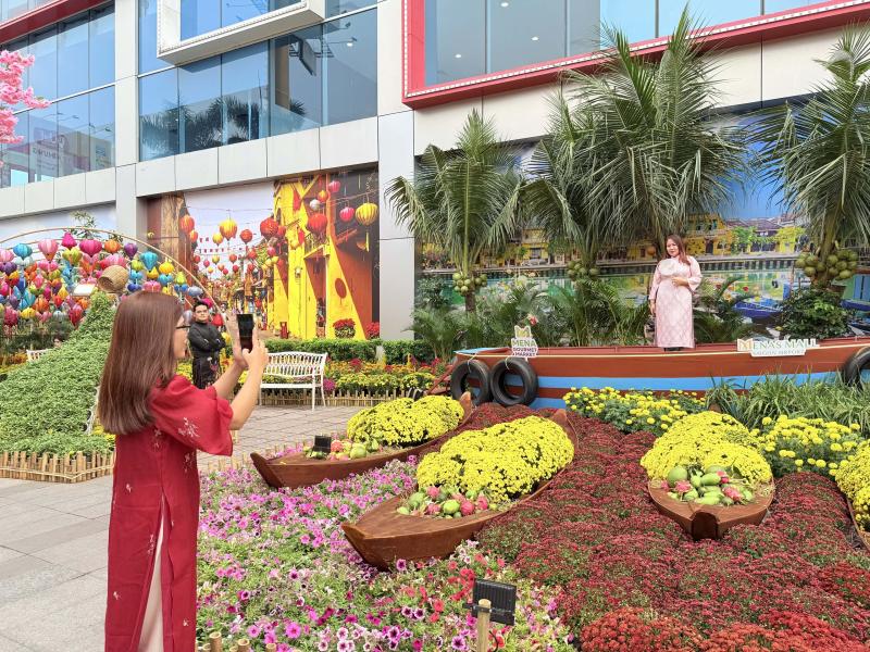 Đường hoa xuân khu vực sân bay Tân Sơn Nhất đón khách du xuân- Ảnh 3. Đường hoa xuân khu vực sân bay Tân Sơn Nhất đón khách du xuân- Ảnh 3.