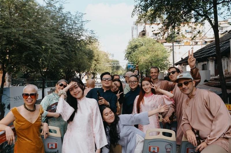 Chú rể Tây rước cô dâu Việt bằng xe buýt mui trần và metro - Ảnh 3.