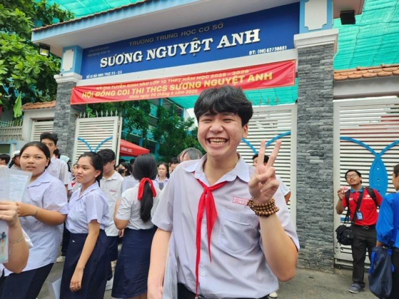 Sĩ tử mong không 'gục ngã', 'bật khóc' sau giờ thi toán lớp 10 TP.HCM- Ảnh 1.