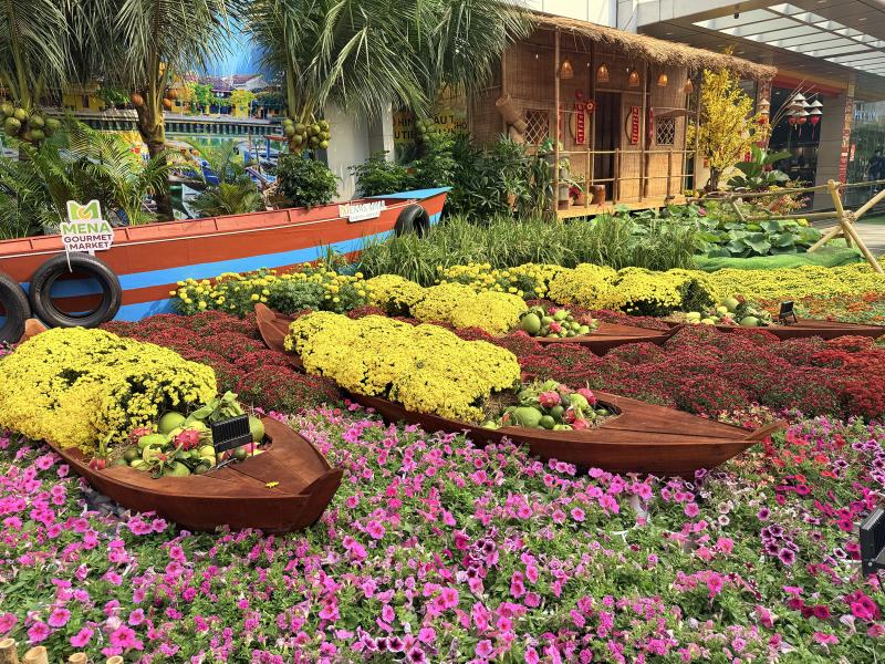 Đường hoa xuân khu vực sân bay Tân Sơn Nhất đón khách du xuân- Ảnh 4. Đường hoa xuân khu vực sân bay Tân Sơn Nhất đón khách du xuân- Ảnh 4.