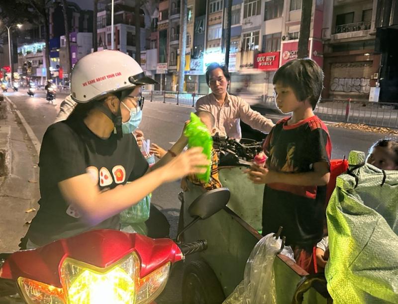 Quà tết bất ngờ lúc nửa đêm với người lao động khó khăn ở TP.HCM- Ảnh 3. Quà tết bất ngờ lúc nửa đêm với người lao động khó khăn ở TP.HCM- Ảnh 3.
