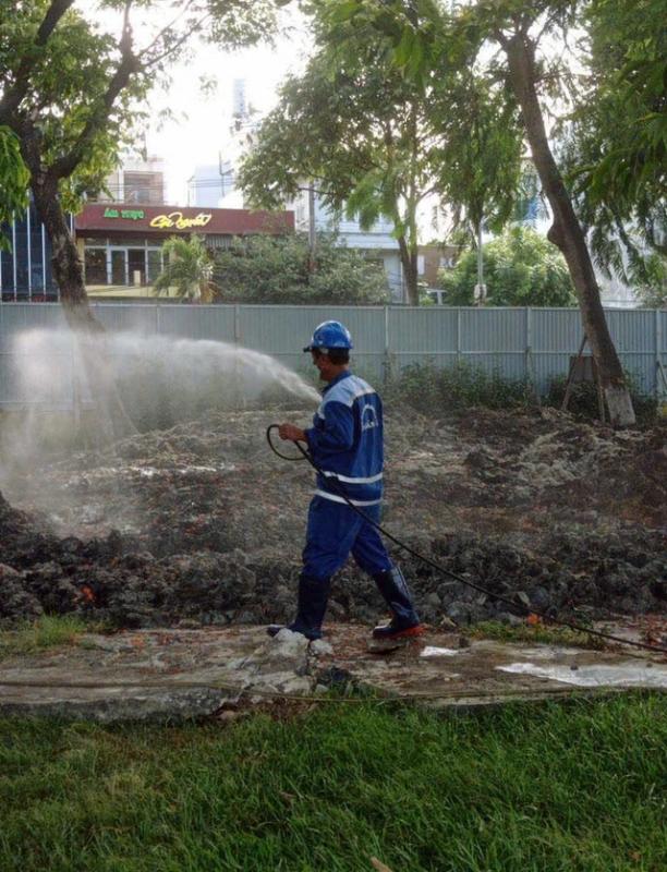 Cận cảnh hút cạn nước, nạo vét hồ lớn nhất trung tâm Đà Nẵng - Ảnh 4.