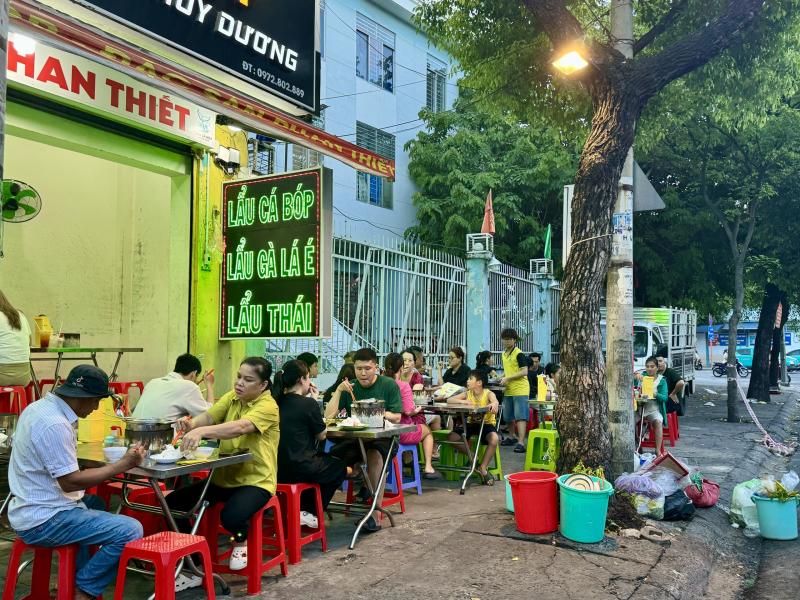 Ghé phường Gia Định có đường ẩm thực bình dân Vạn Kiếp: Vì sao đông khách? - Ảnh 1.