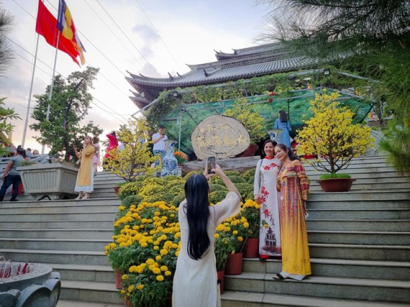 Khi áo dài 'phủ sóng': Dấu nhấn trong hệ giá trị văn hóa tạo nên quốc hồn dân tộc- Ảnh 1. Khi áo dài 'phủ sóng': Dấu nhấn trong hệ giá trị văn hóa tạo nên quốc hồn dân tộc- Ảnh 1.