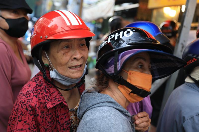 Tiệm vịt quay nổi tiếng TP.HCM đông nghẹt khách xếp hàng chờ mua dịp tết Đoan Ngọ - Ảnh 2.