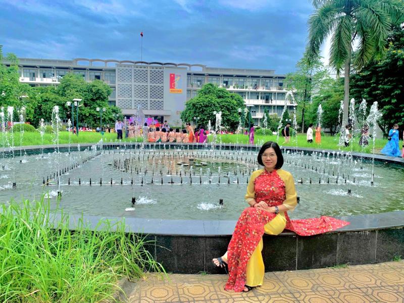 Nữ tiến sĩ hóa thần tượng của bà nội trợ: 'Chị em mua sắm cũng gọi điện cho tôi'- Ảnh 1. Nữ tiến sĩ hóa thần tượng của bà nội trợ: 'Chị em mua sắm cũng gọi điện cho tôi'- Ảnh 1.