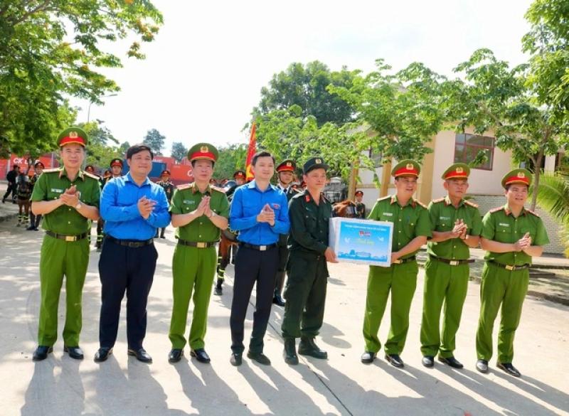  Anh Nguyễn Minh Triết thăm thanh niên, thiếu nhi tham gia diễu binh, diễu hành- Ảnh 5.