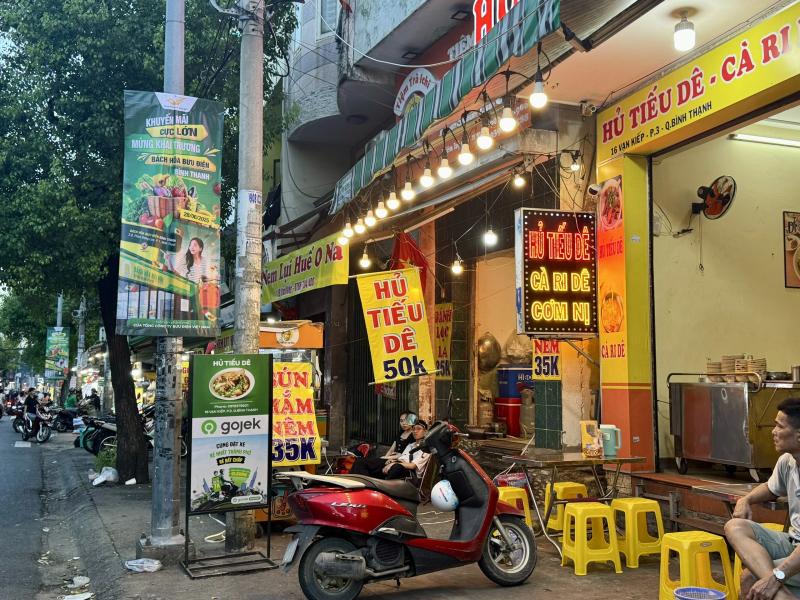 Ghé phường Gia Định có đường ẩm thực bình dân Vạn Kiếp: Vì sao đông khách? - Ảnh 2.