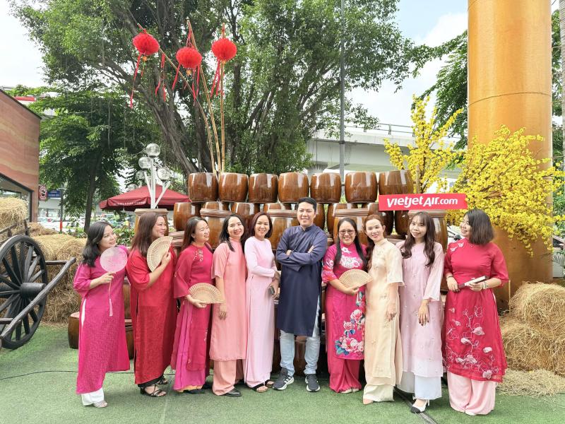 Đường hoa xuân khu vực sân bay Tân Sơn Nhất đón khách du xuân- Ảnh 5. Đường hoa xuân khu vực sân bay Tân Sơn Nhất đón khách du xuân- Ảnh 5.