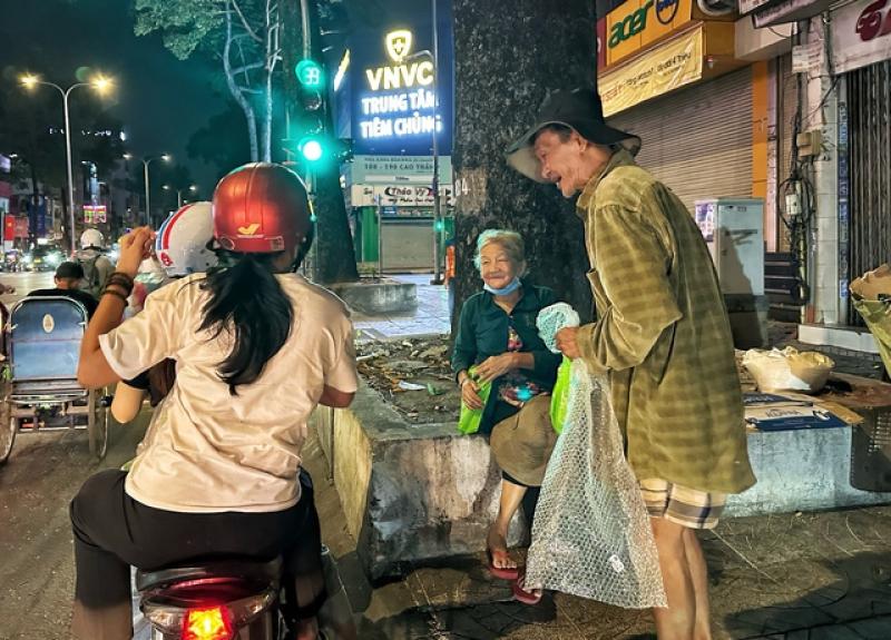Quà tết bất ngờ lúc nửa đêm với người lao động khó khăn ở TP.HCM- Ảnh 4. Quà tết bất ngờ lúc nửa đêm với người lao động khó khăn ở TP.HCM- Ảnh 4.