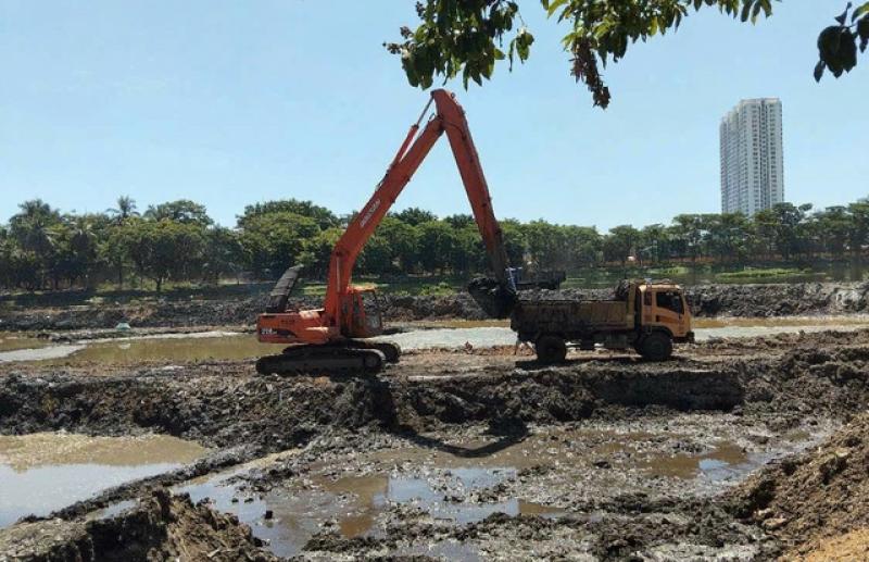 Cận cảnh hút cạn nước, nạo vét hồ lớn nhất trung tâm Đà Nẵng - Ảnh 5.