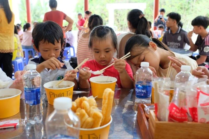 Quốc tế thiếu nhi trên đảo Thiềng Liềng với 170 tô phở ấm lòng trẻ thơ - Ảnh 11. Quốc tế thiếu nhi trên đảo Thiềng Liềng với 170 tô phở ấm lòng trẻ thơ - Ảnh 11.