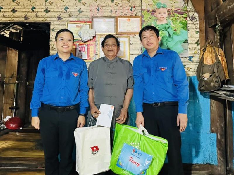 Thanh niên tình nguyện hè 2025 xây dựng đường điện mặt trời tại Kon Tum - Ảnh 2.