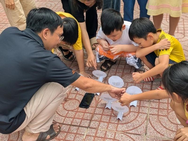 Hè 2025, nhiều em nhỏ hào hứng 'chơi trốn tìm cùng ông mặt trời' - Ảnh 3.