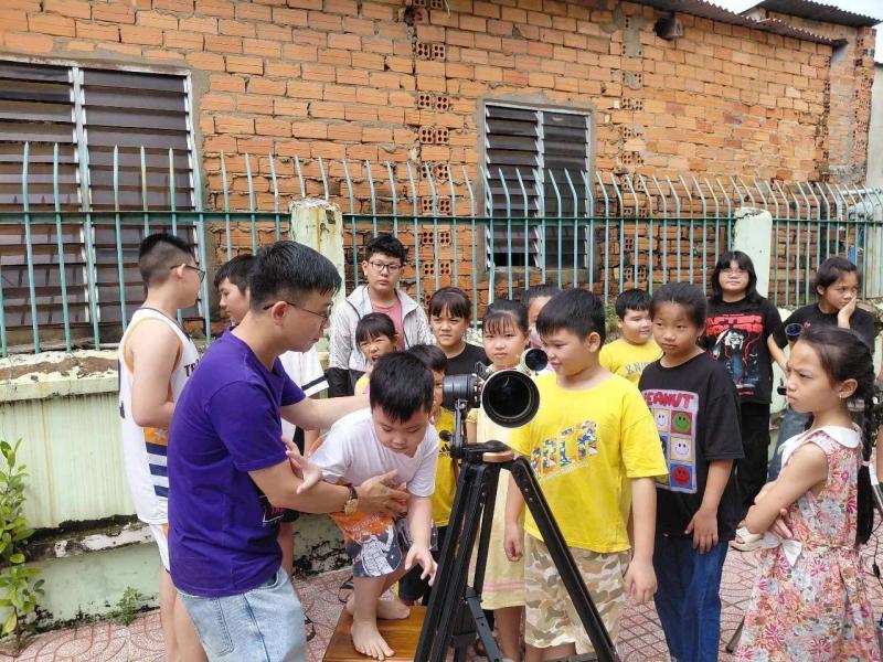 Hè 2025, nhiều em nhỏ hào hứng 'chơi trốn tìm cùng ông mặt trời' - Ảnh 1.