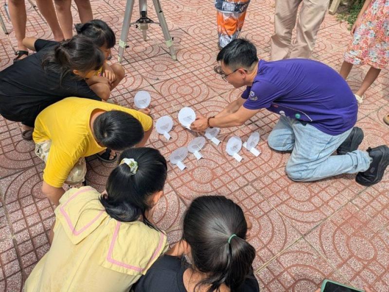 Hè 2025, nhiều em nhỏ hào hứng 'chơi trốn tìm cùng ông mặt trời' - Ảnh 4.
